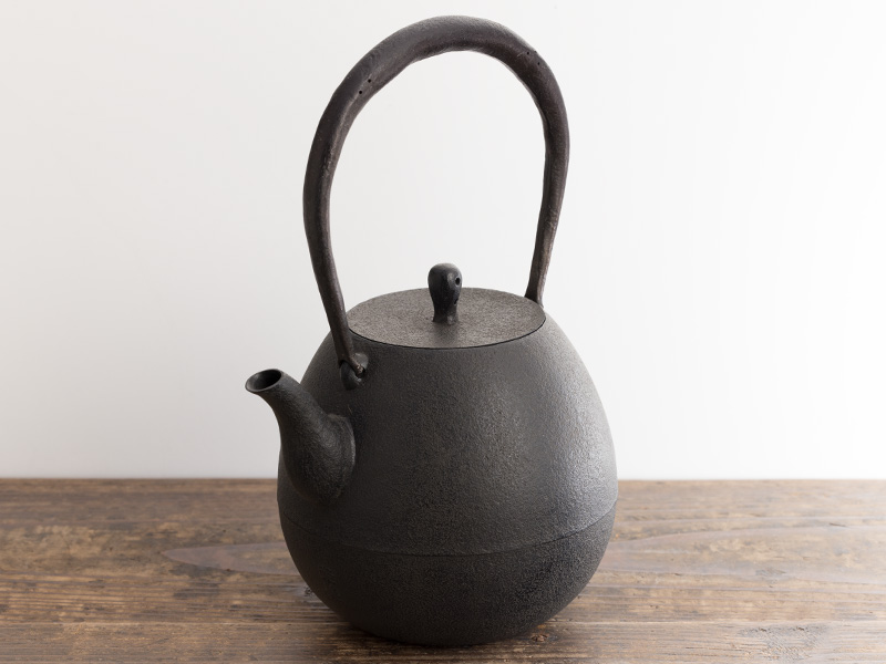 Tetsubin Gen  Elegant Japanese Cast Iron Kettle with Porcelain